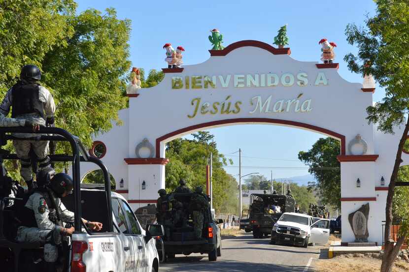 Miembros de la Guardia Nacional mexicana entran al pueblo Jesús María, en el estado de...