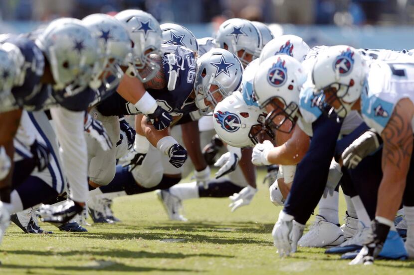 Tennessee Titans prepare to snap the ball as Dallas Cowboys defensive tackle Nick Hayden...