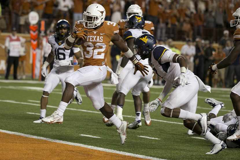 Texas' Johnathan Gray (32) scores against West Virginia during the second half at...