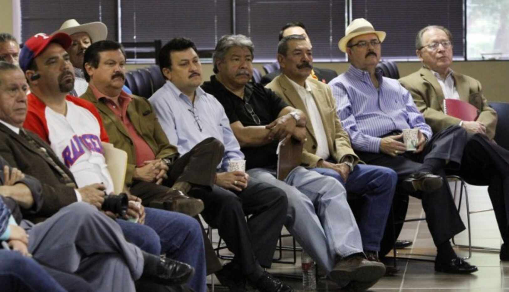 Activistas de Dallas participan en una reunión con el director general del Instituto de los...