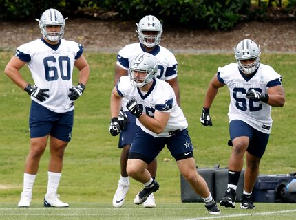 El tackle ofensivo de los Dallas Cowboys, Josh Ball (al centro), en una práctica del equipo...