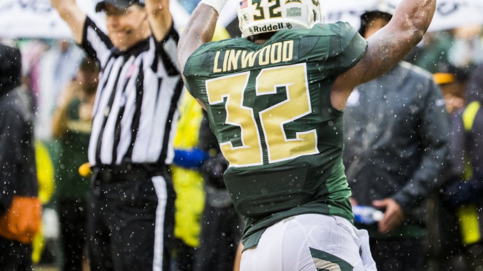 Baylor Bears running back Shock Linwood (32) celebrates after running in to the end zone for...