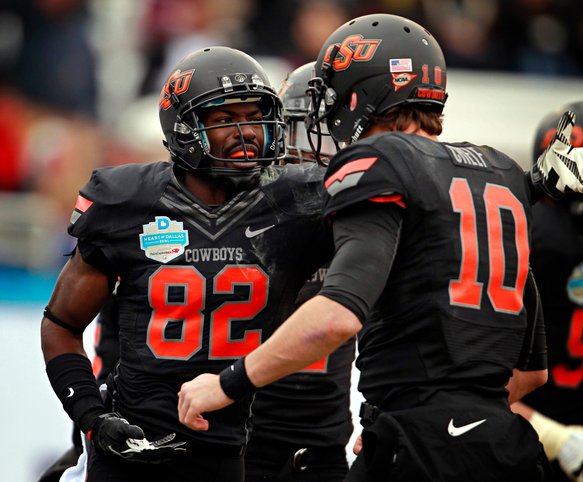 Oklahoma State Cowboys wide receiver Isaiah Anderson (82) and quarterback Clint Chelf...