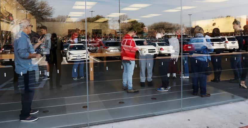 
Shoppers at the Apple store at University Park Village in Fort Worth on Jan. 4, 2018.