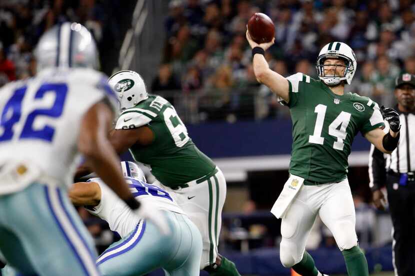 Dec 19, 2015; Arlington, TX, USA; New York Jets quarterback Ryan Fitzpatrick (14) throws...