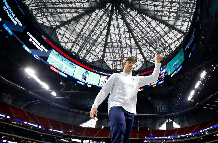 Dallas Cowboys middle linebacker Sean Lee  waves to fans as he walks to the locker room...