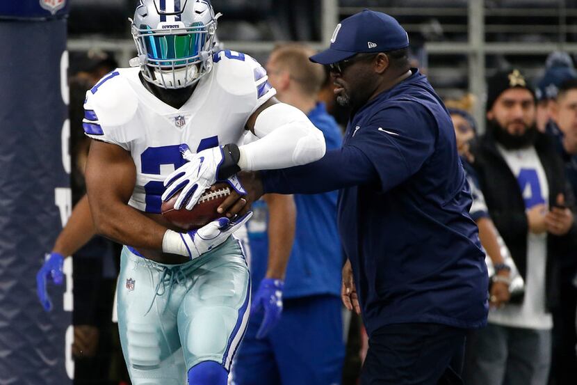 Dallas Cowboys running back Ezekiel Elliott (21) takes the hand off from running backs coach...