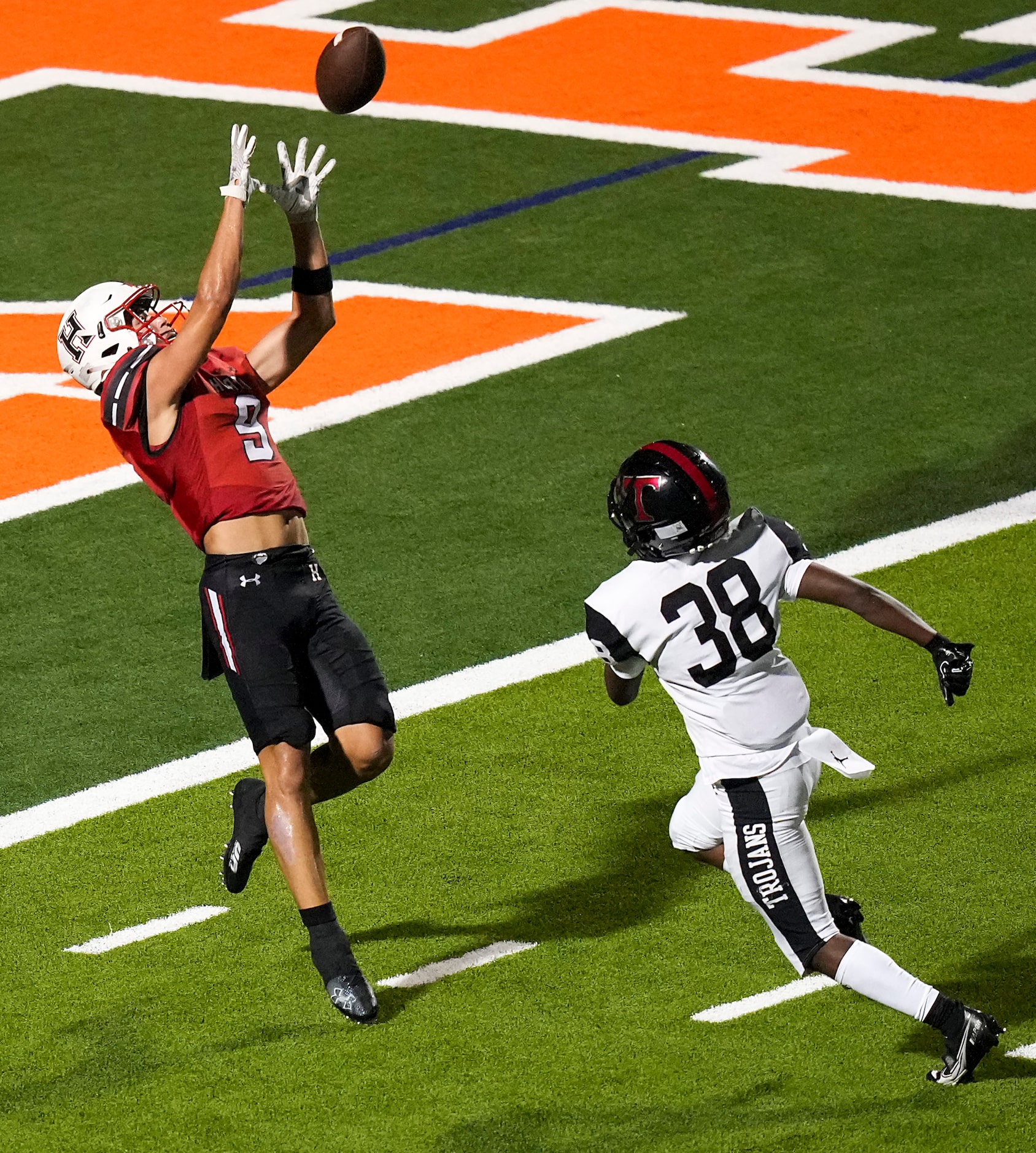 Rockwall-Heath wide receiver Fletcher Fierro (9) hauls in a 28-yard touchdown pass from...