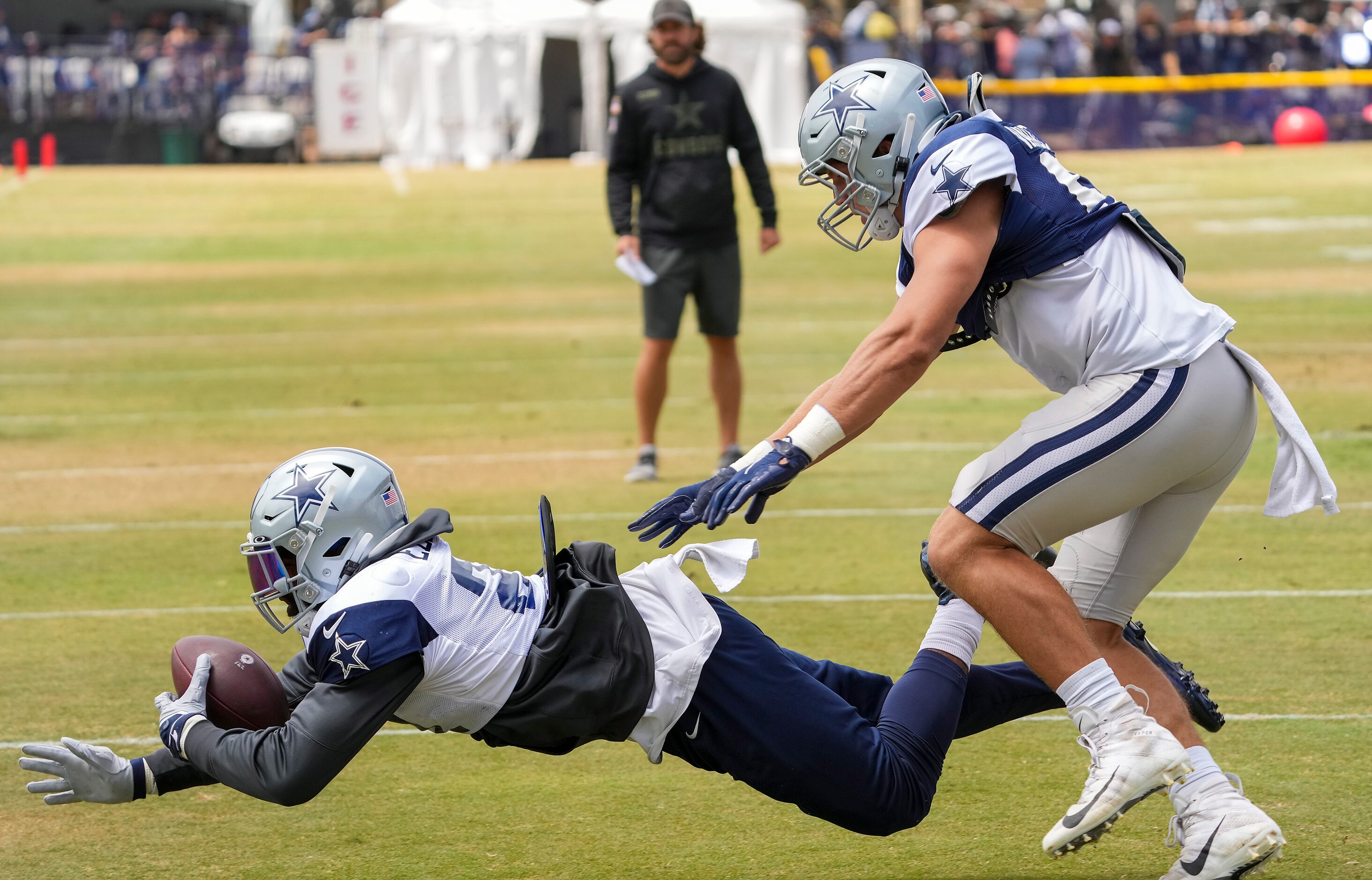 Dallas Cowboys running back Ezekiel Elliott (21) catches a pass as linebacker Leighton...