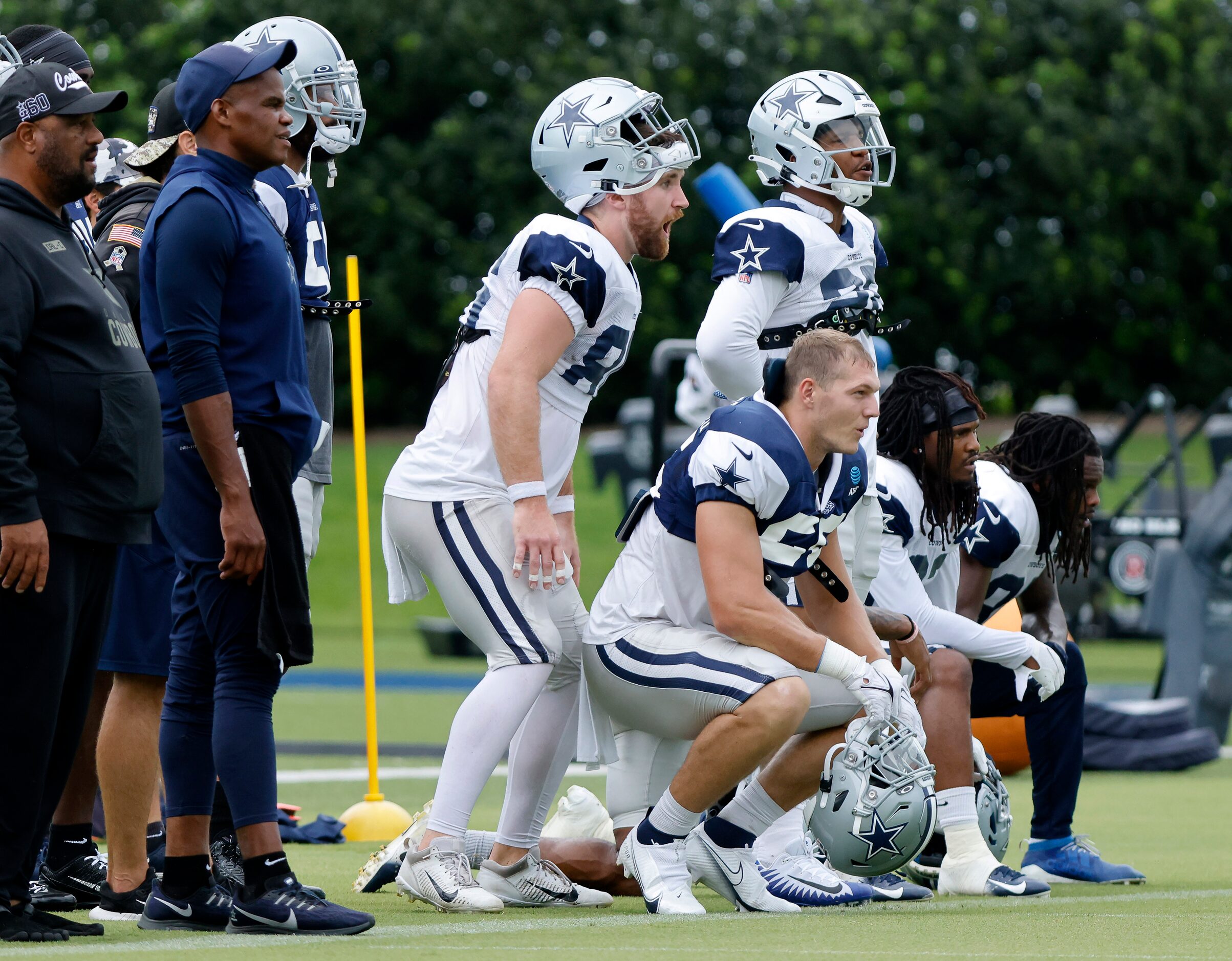 Dallas Cowboys tight end Dalton Schultz (center, left) and linebacker Leighton Vander Esch...