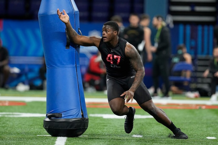 Oklahoma defensive lineman Isaiah Thomas runs a drill during the NFL football scouting...