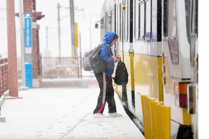 Nieve en Dallas mientras una persona toma el tren de DART el jueves 9 de enero de 2025 en...