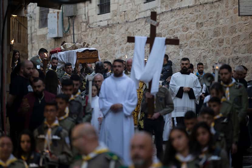 Israel: Procesión con estatua de Jesús en la ciudad amurallada de Jerusalén, Israel, el...