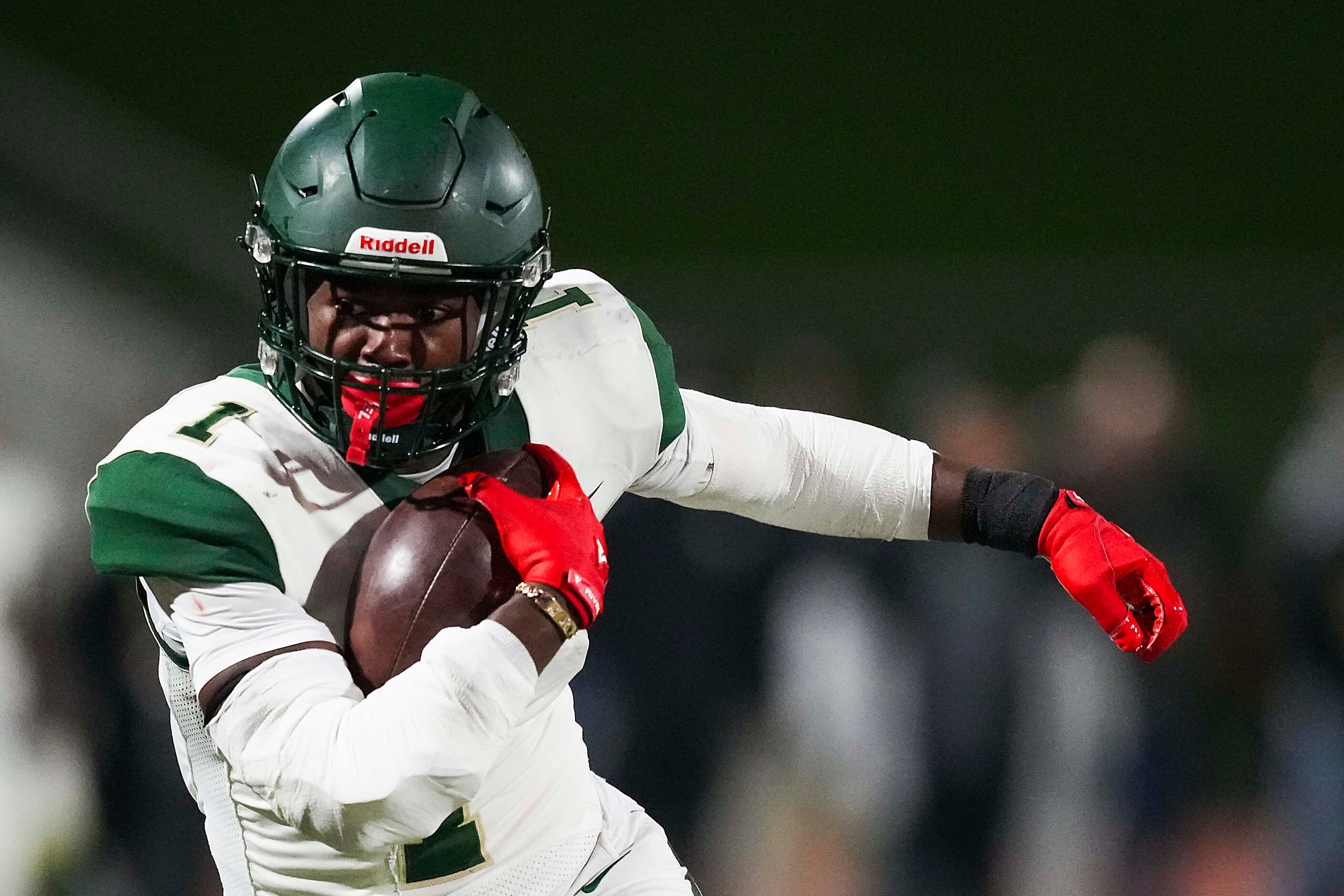 DeSoto running back Deondrae Riden Jr. (1) carries the ball during the first half of the...