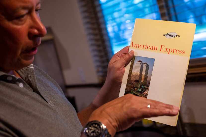 Benjamin Salazar en su casa sostiene viejos documentos de American Express mientras habla...