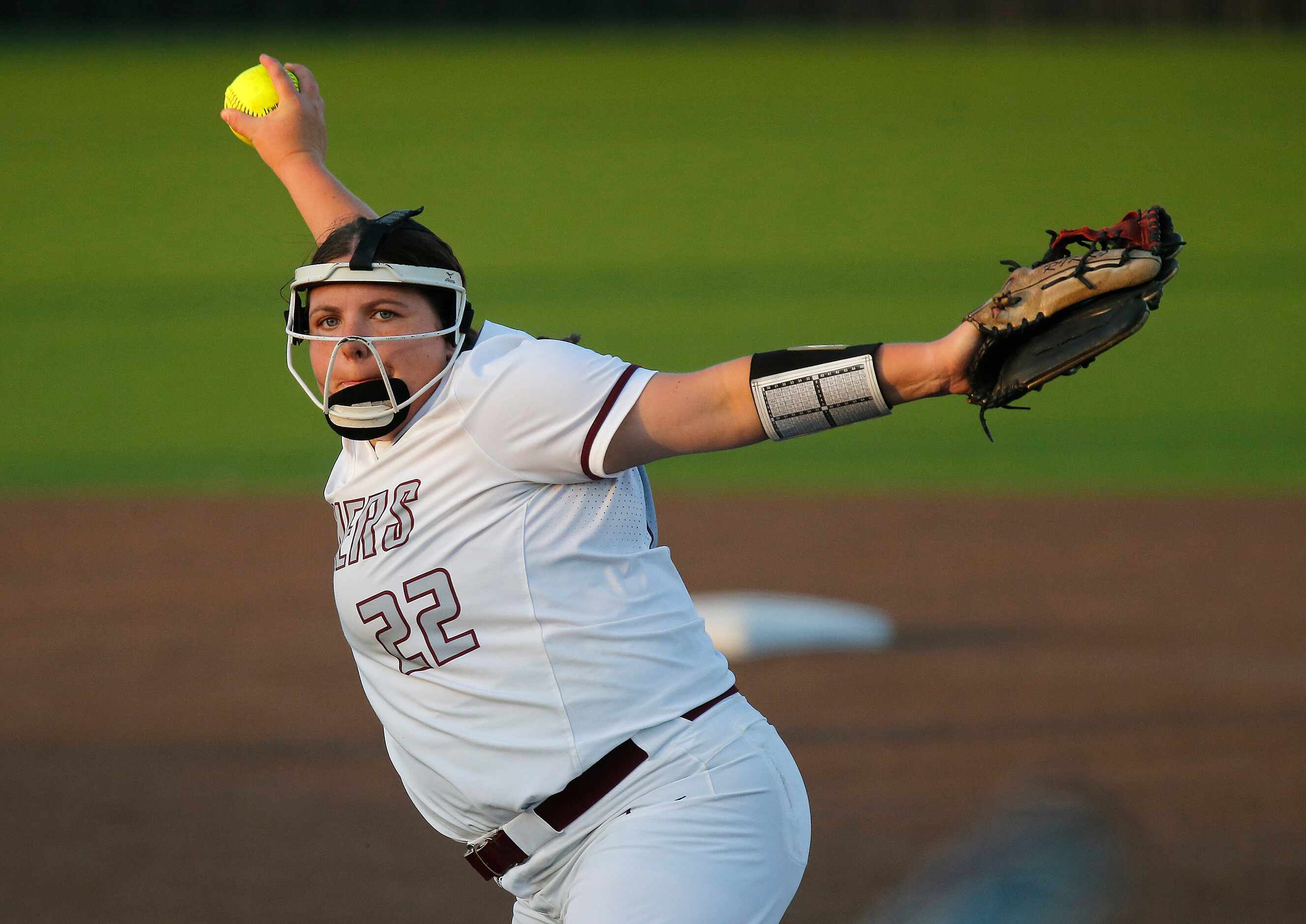Lewisville High School pitcher Rikki Murray (22) delivers a pitch in the first inning as...