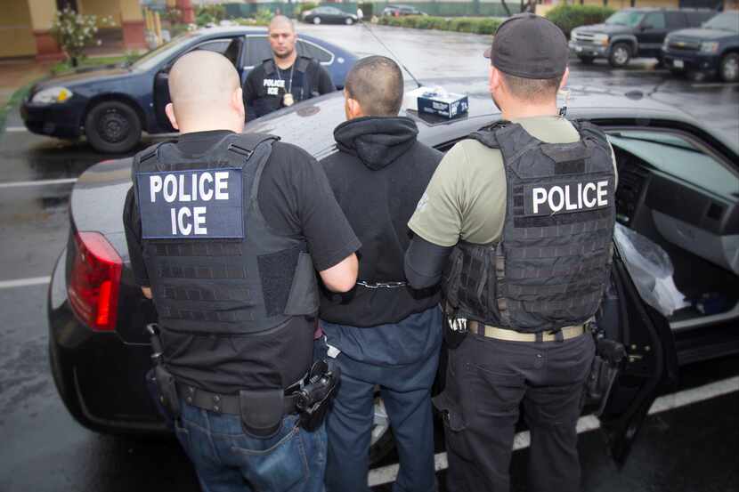 Agentes de ICE realizan un arresto de un inmigrante indocumentado en Los Angeles. AP
