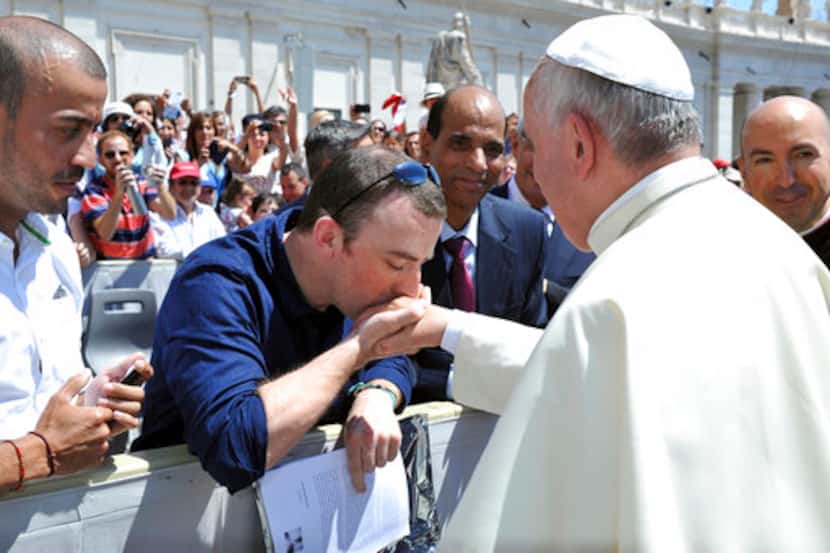 El psicoterapeuta Vincent Doyle le besa la mano al Papa Francisco en la plaza de San Pedro,...
