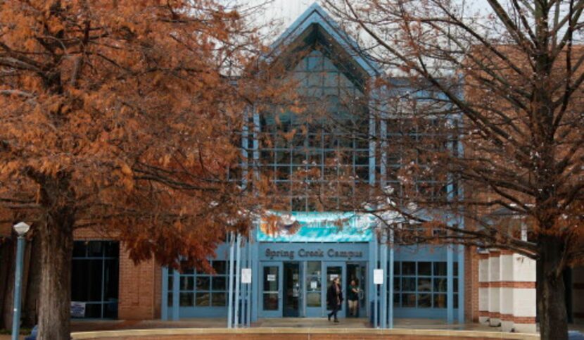 Estudiantes entran al edificio del campus de Collin College en Plano, Srudents walk on...