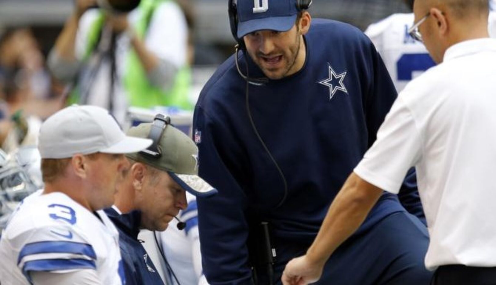 Tony Romo da indicaciones a Brandon Weeden (3) en juego de los Cowboys ante los Cardinals el...