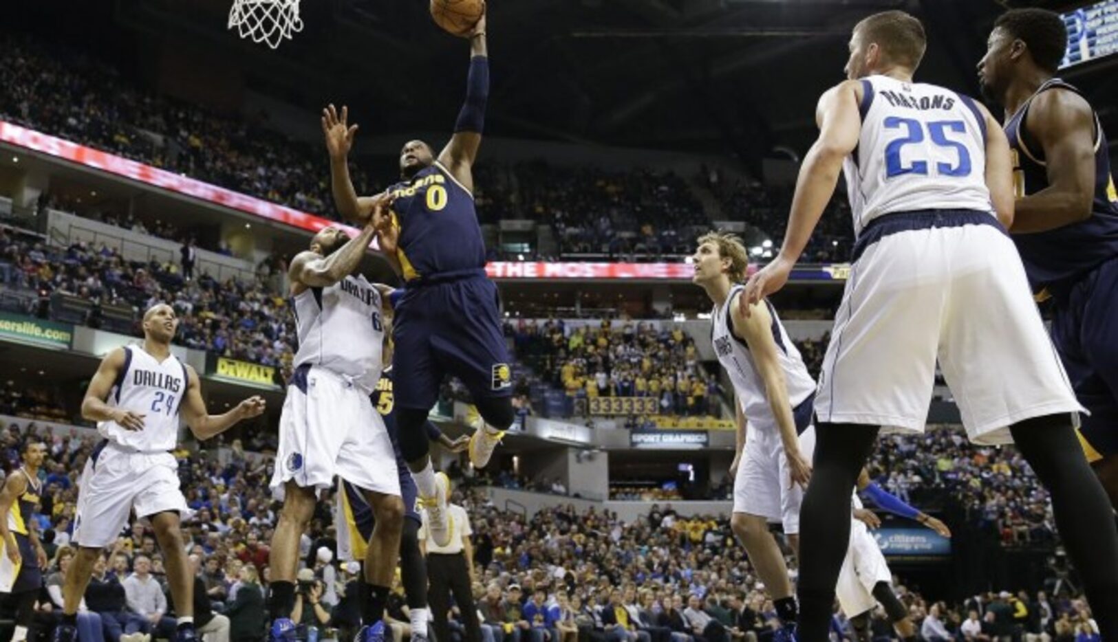 El guardia de los Pacers C.J. Miles (0) encesta el domingo para el triunfo 104-99 ante los...