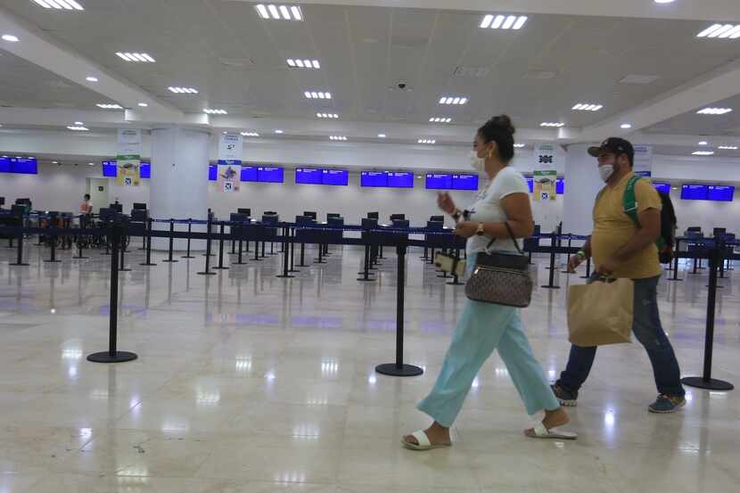 Turistas caminan en la zona de aduanas del aeropuerto internacional de Cancún.
