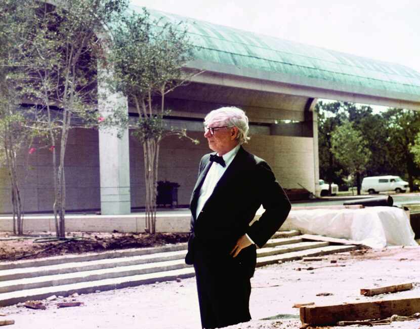 Louis I. Kahn in front of the Kimbell Art Museum s portico, August 3, 1972