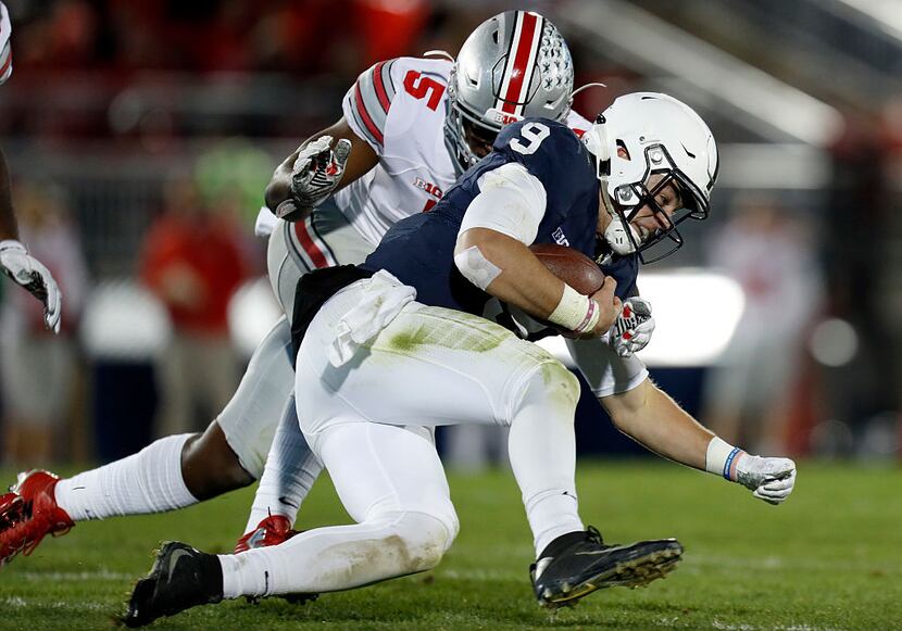 STATE COLLEGE, PA - OCTOBER 22:  Raekwon McMillan #5 of the Ohio State Buckeyes tackles...