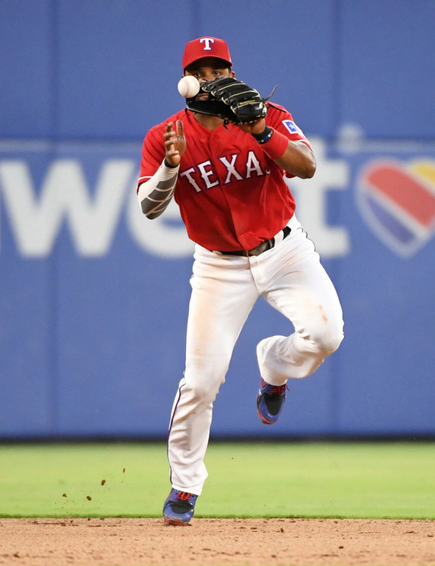 Texas Rangers shortstop Elvis Andrus fields a grounder by Chicago White Sox's Kevan Smith,...