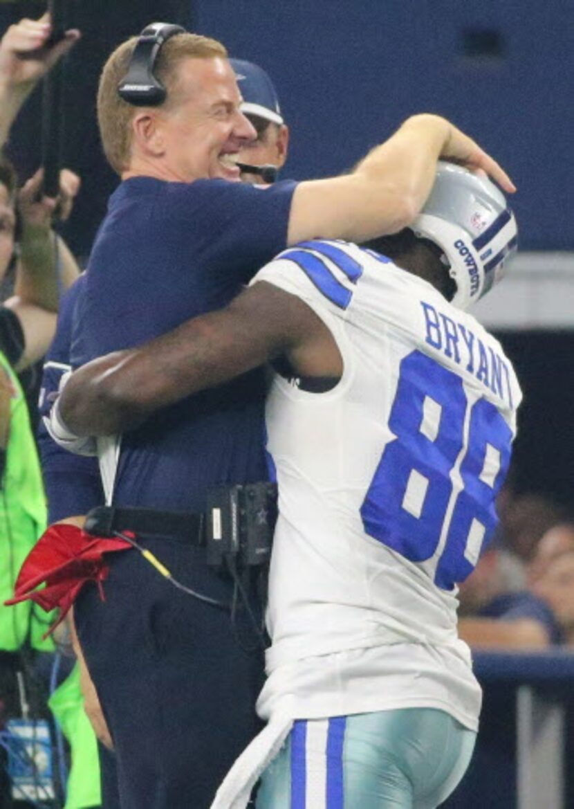 El coach de Dallas Jason Garrett felicita a Dez Bryant. Foto (Louis DeLuca/The Dallas...