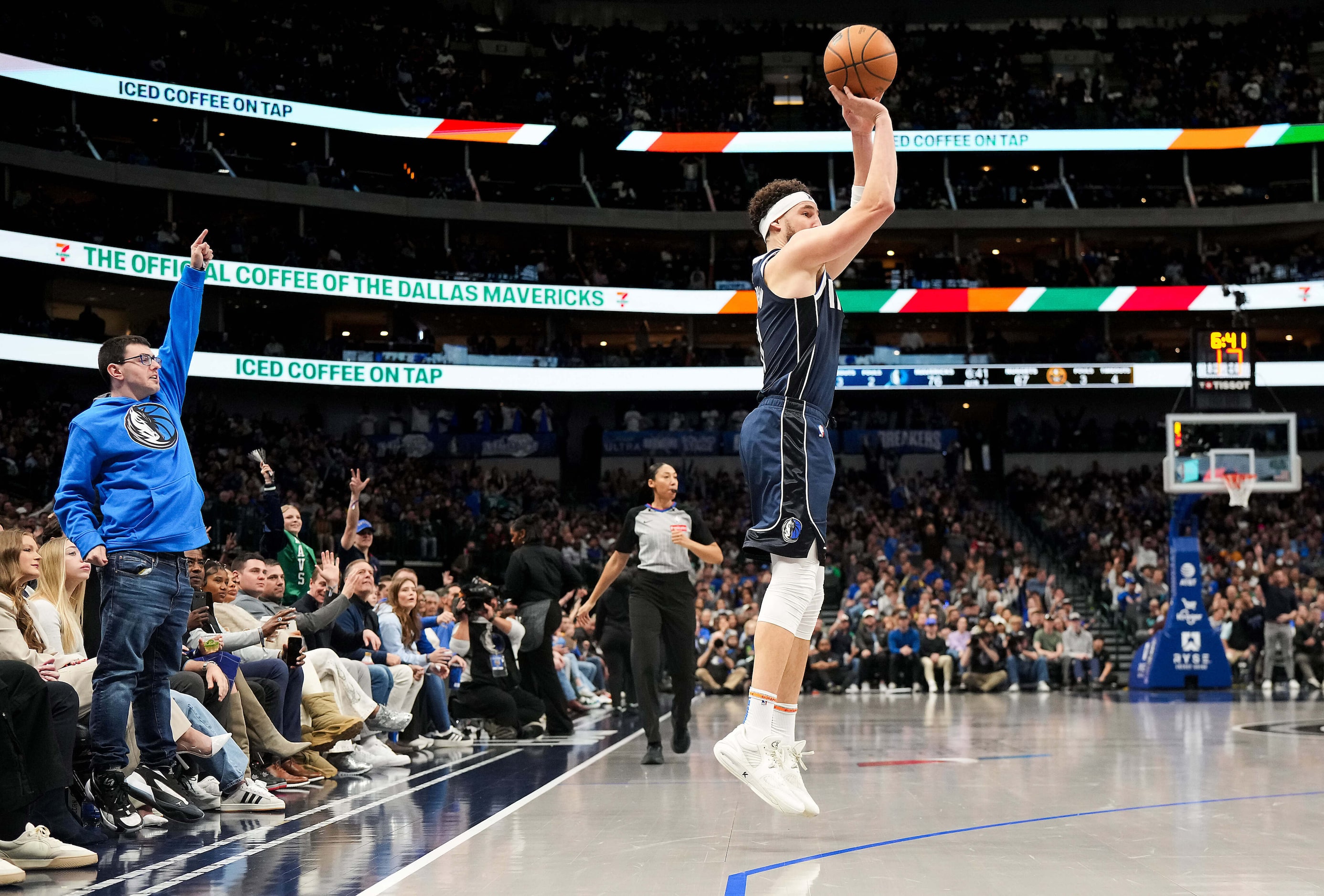 Dallas Mavericks guard Klay Thompson (31) shoots a 3-pointer during the second half of an...