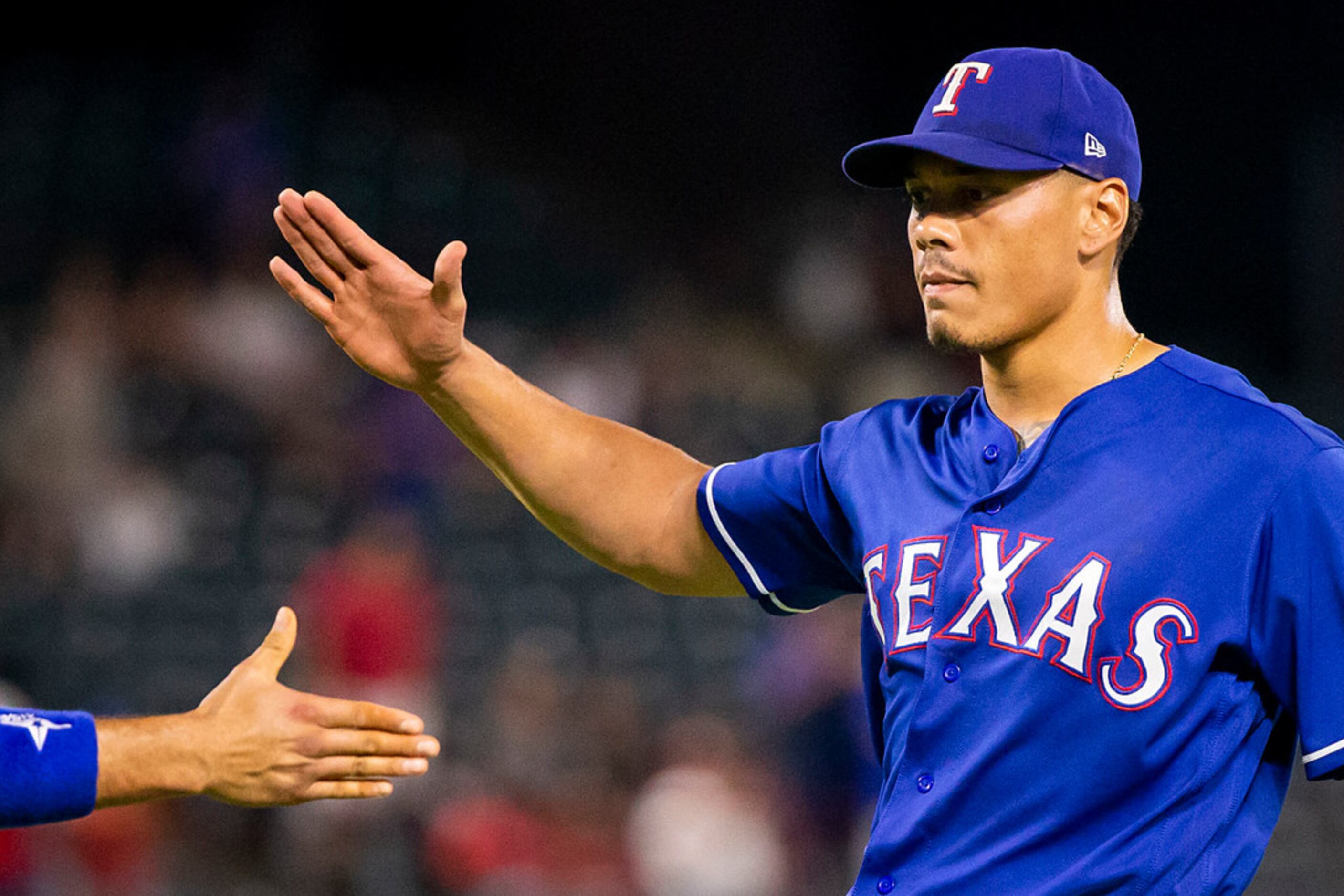 Former Ranger Ian Kinsler dons Israel baseball jersey for ALCS Game 3  ceremonial first pitch