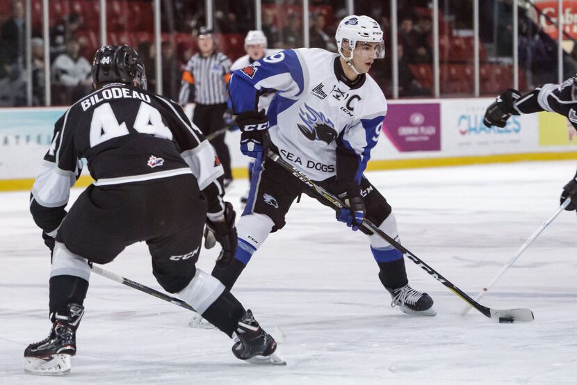 GATINEAU, CANADA - DECEMBER 1:  Joe Veleno #9 of the Saint John Sea Dogs controls the pucks...