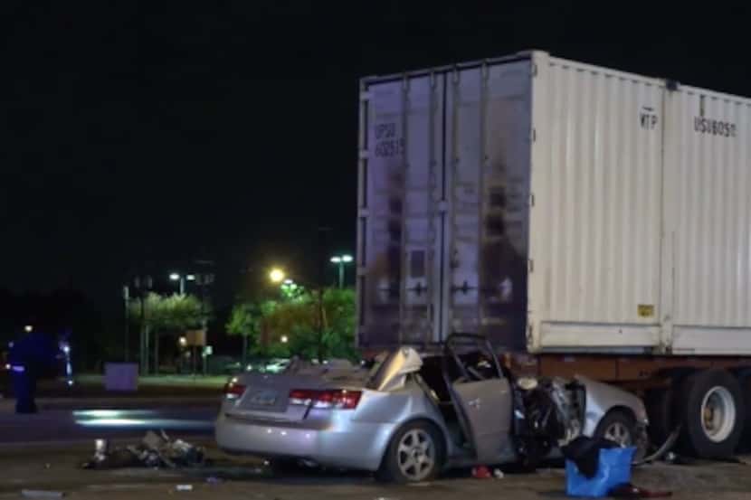 Tres personas fallecieron cuando un vehículo impactó en un tráiler en el noroeste de Dallas.
