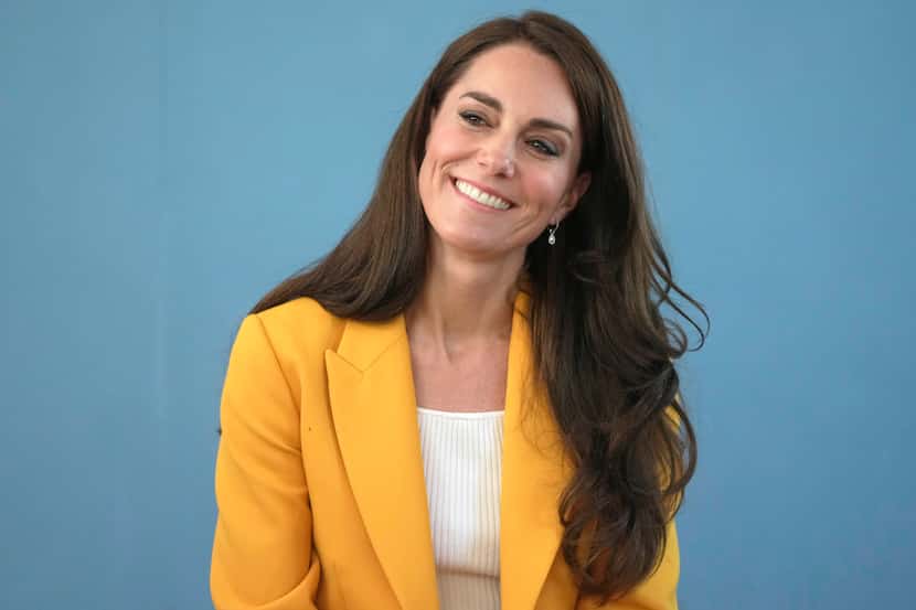 La princesa Catalina de Gales, Kate Middleton, sonríe en un evento de caridad al que fue el...