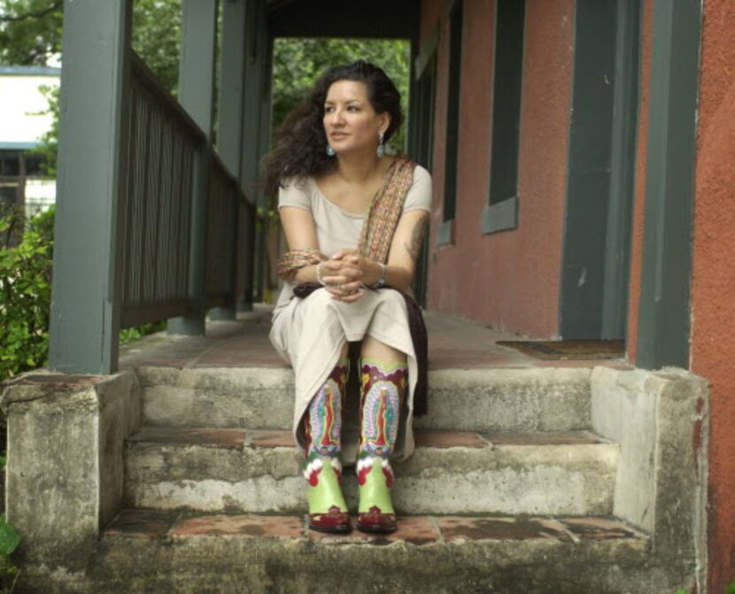 Sandra Cisneros en San Antonio, e 17 de septiembre de 2002. ERIC GAY/DMN