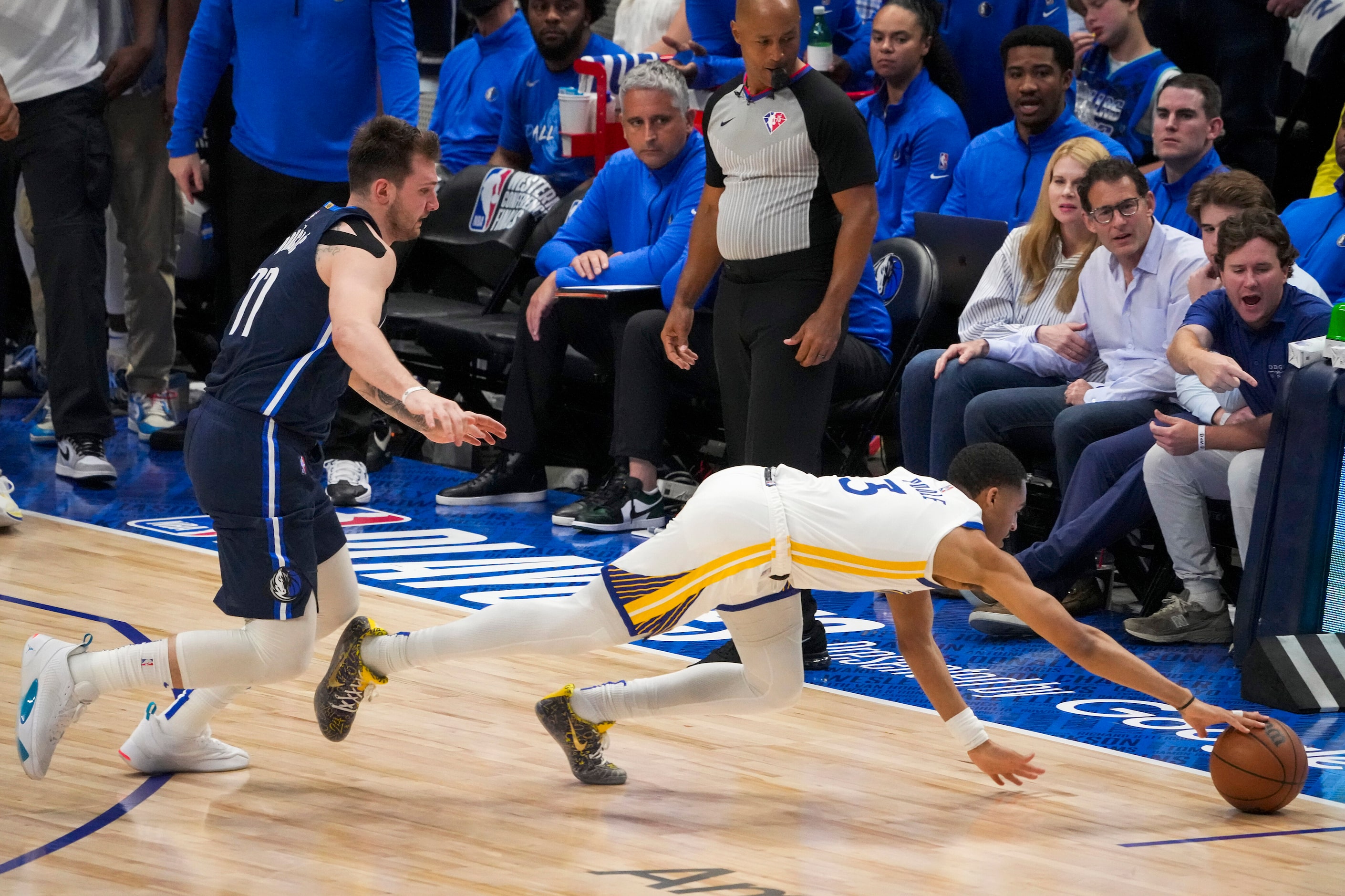 Golden State Warriors guard Jordan Poole (3) dives for a loose ball as Dallas Mavericks...