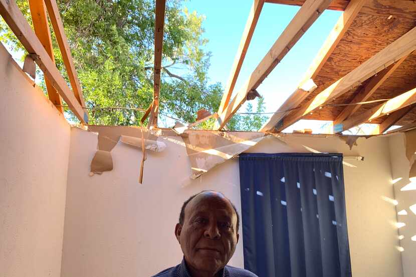 Gizaw Gedlu, de 7 años, en su casa destruida por un tornado el domingo por la noche.