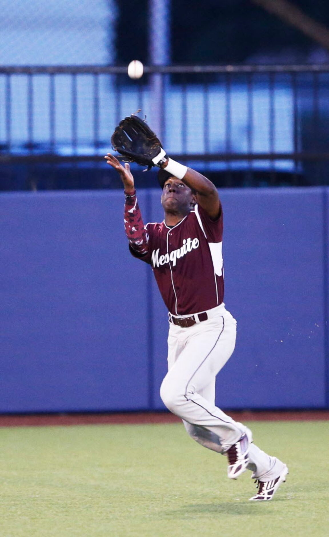 Mesquite's Jimmie Lofton (4) catches a fly ball from Jesuit's Kyle Muller (19) in the fourth...