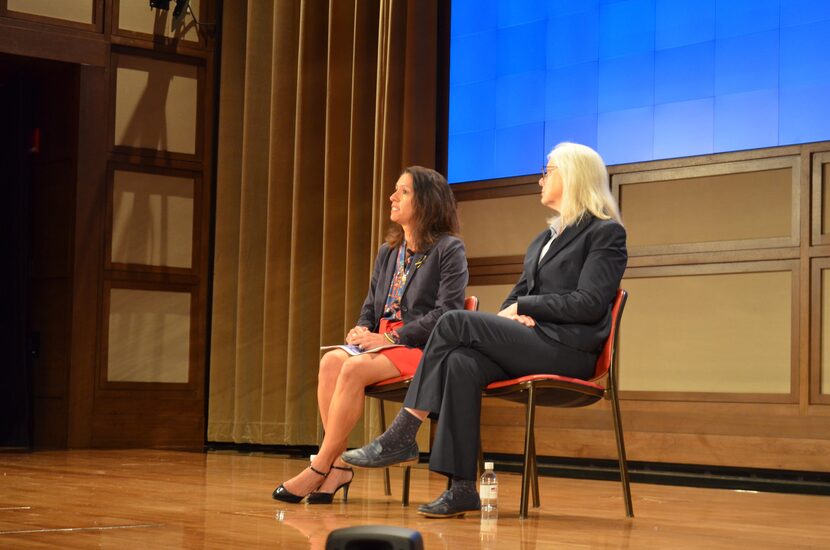 Theresa O’Donnell, directora de adaptabilidad del cabildo, y Liz Cedillo, directora de la...