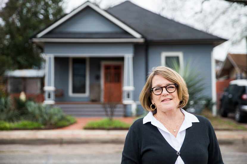 Kathi Chandler junto a una casa que ella arrienda a tráves de AirBNB en N. Windomere Ave, en...