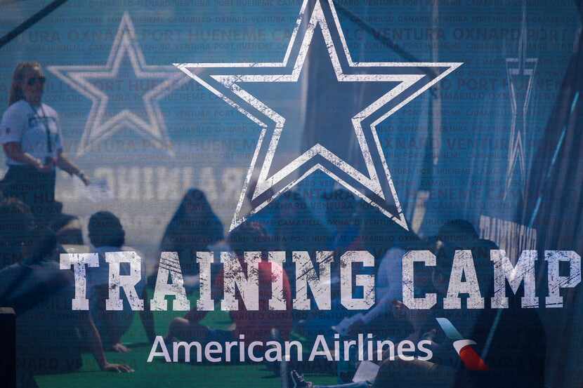 Los Cowboys de Dallas abrieron su  campamento de entrenamiento en Oxnard, California, el 22...