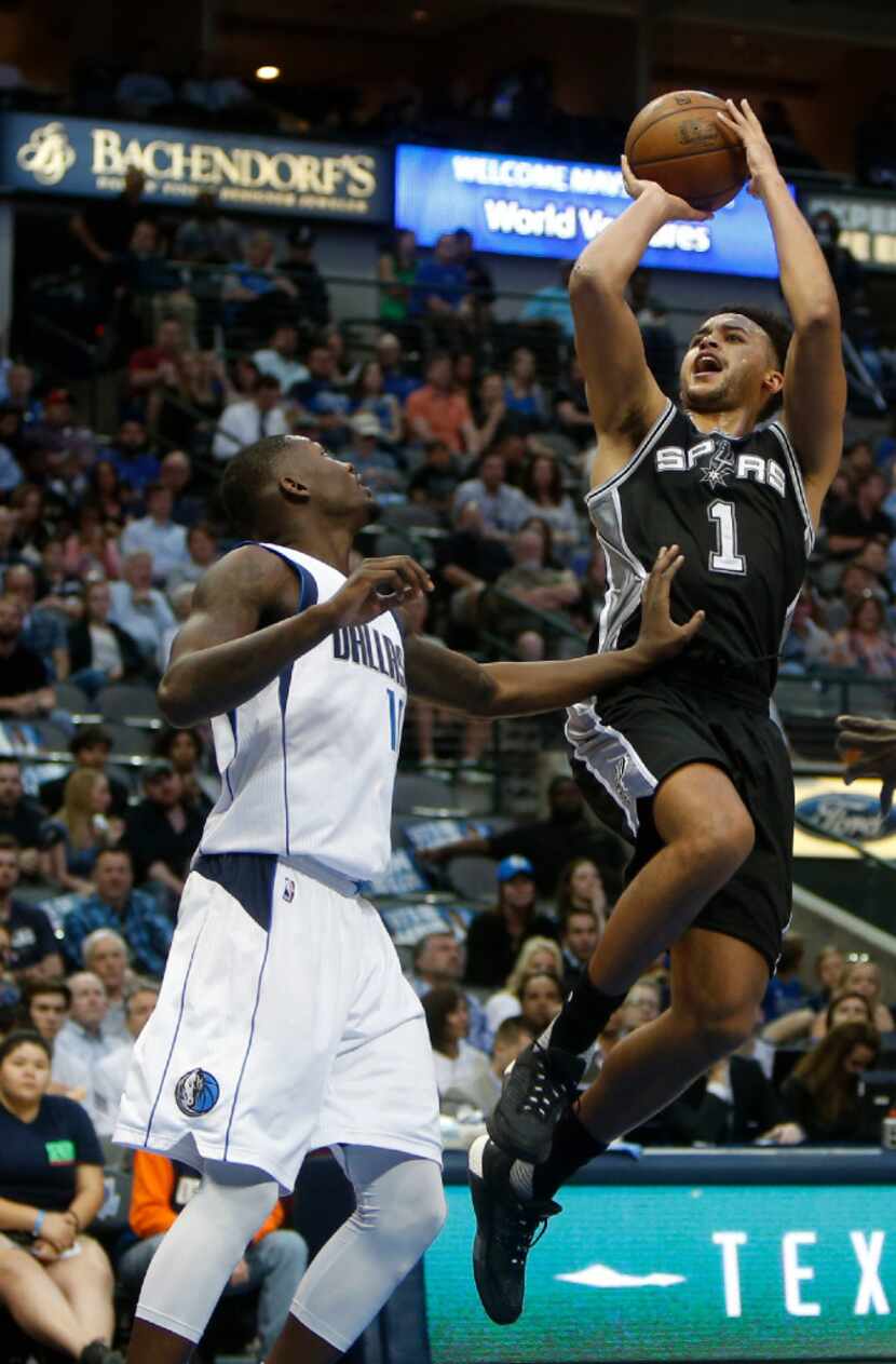 San Antonio Spurs guard Kyle Anderson (1) lays up a shot against Dallas Mavericks forward...