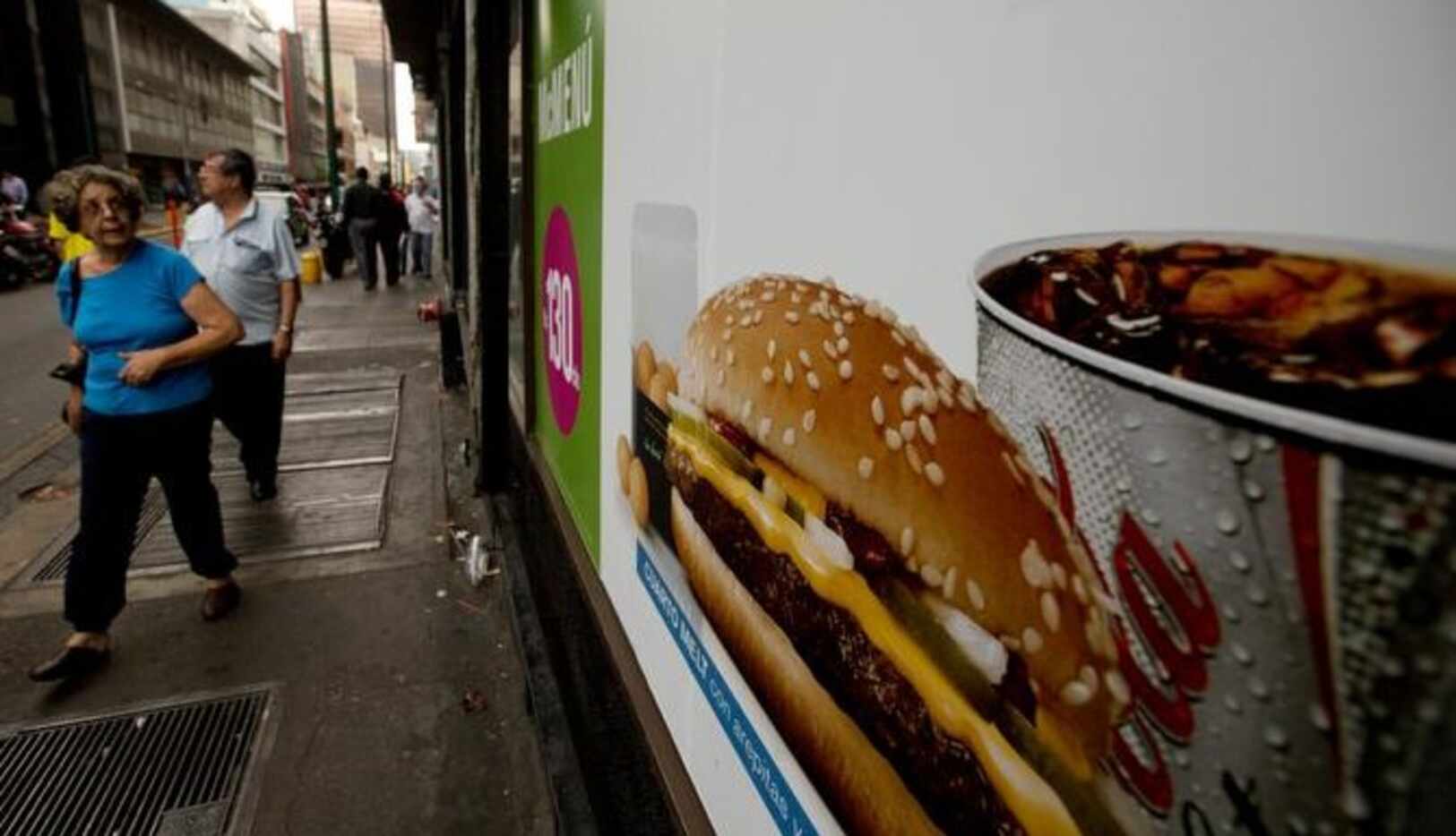 Un anuncio de McDonald’s muestra una hamburguesa acompañada por una arepa en Caracas....