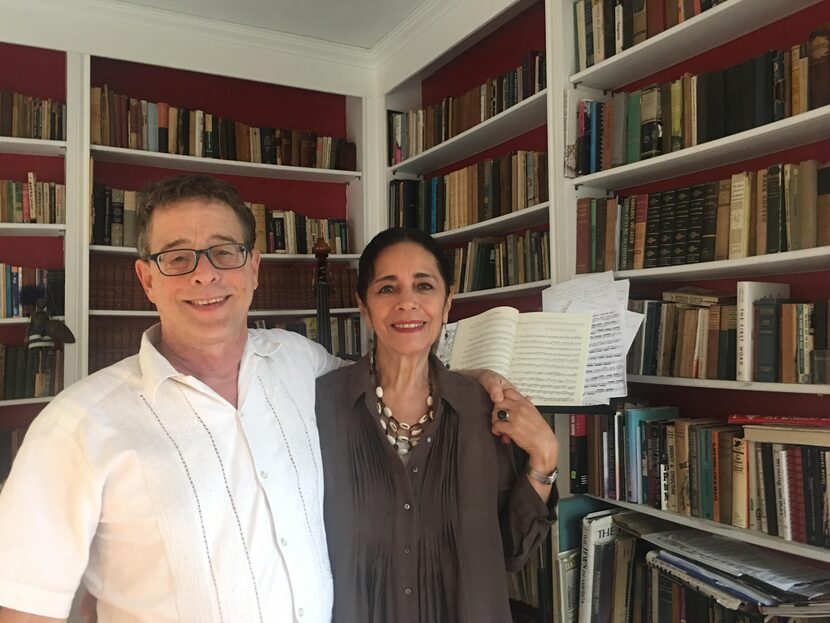 Jeff Hurst y Cora Cardona, fundadores del Teatro Dallas, fotografiados en su casa en Oak...