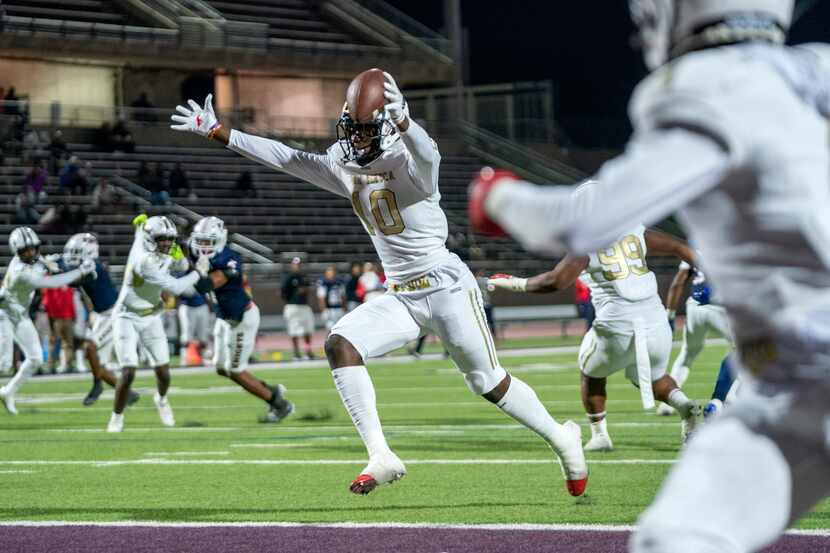 South Oak Cliff senior defensive lineman Billy Walton (10) returns an interception for a...