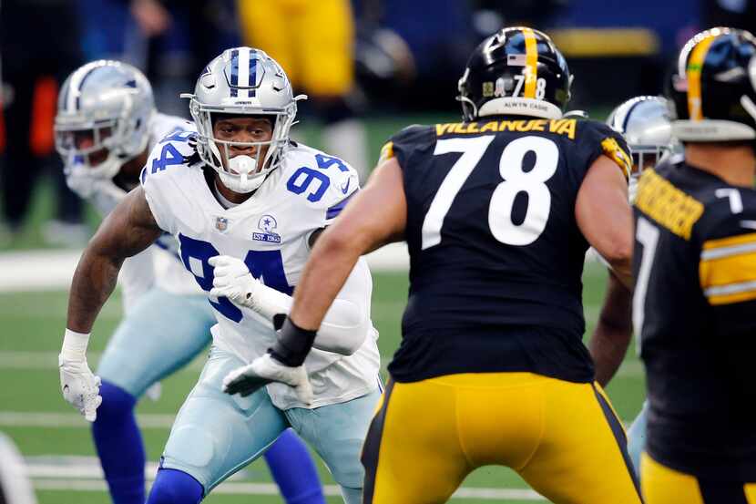Dallas Cowboys defensive end Randy Gregory (94) pass rushes Pittsburgh Steelers quarterback...