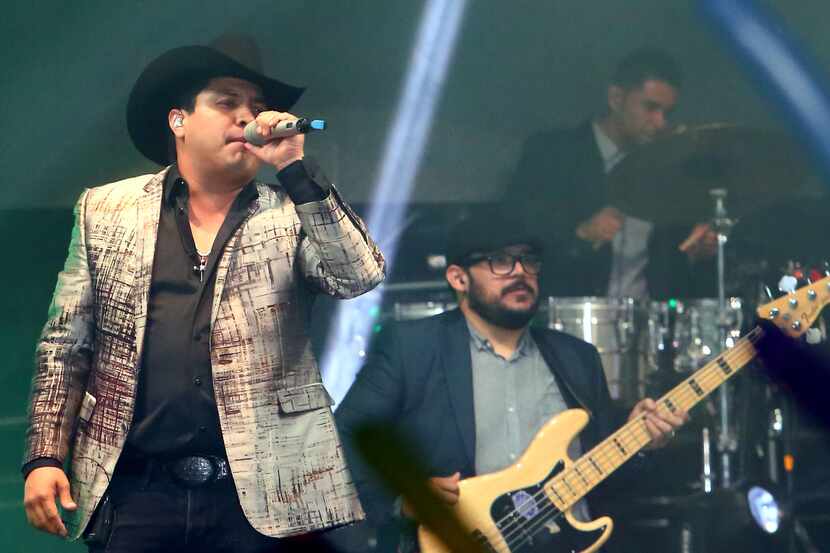 A través de un video, el cantante Julión Álvarez contó que empresarios de Monterrey le...
