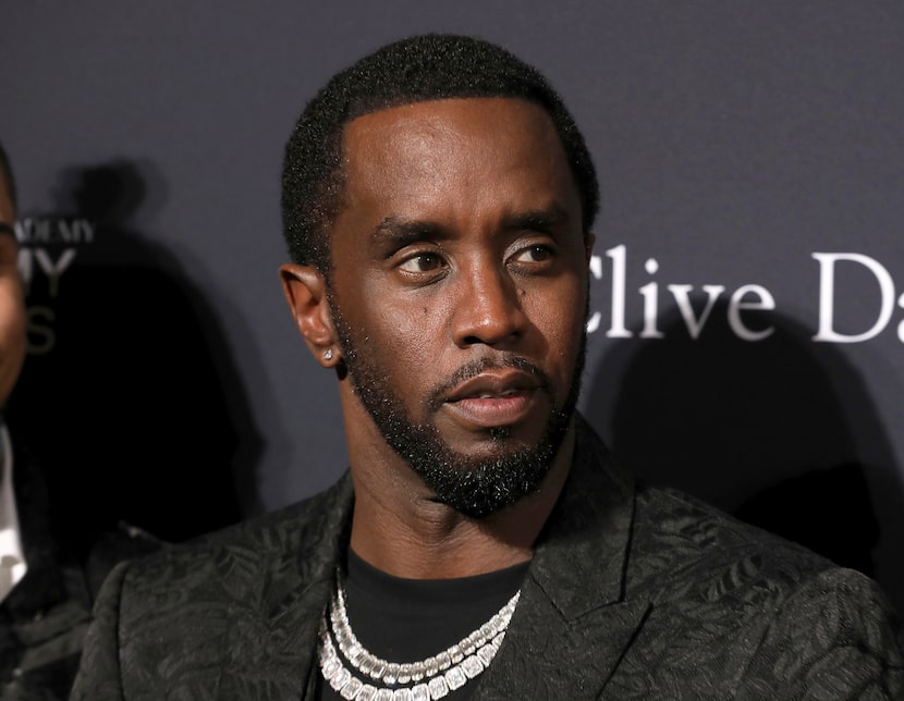 ARCHIVO - Sean Combs llega a la gala previa a los Grammy y saludo a los íconos de la...