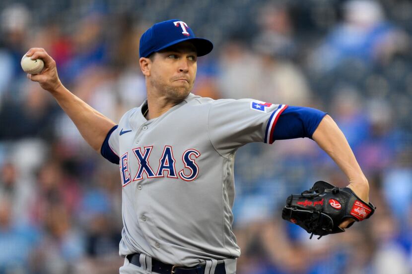 Jacob deGrom, abridor de los Rangers de Texas, lanza frente a un bateador de los Reales de...